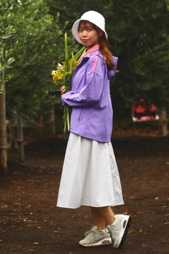 花束を抱えるモデル(畑のポートレート)