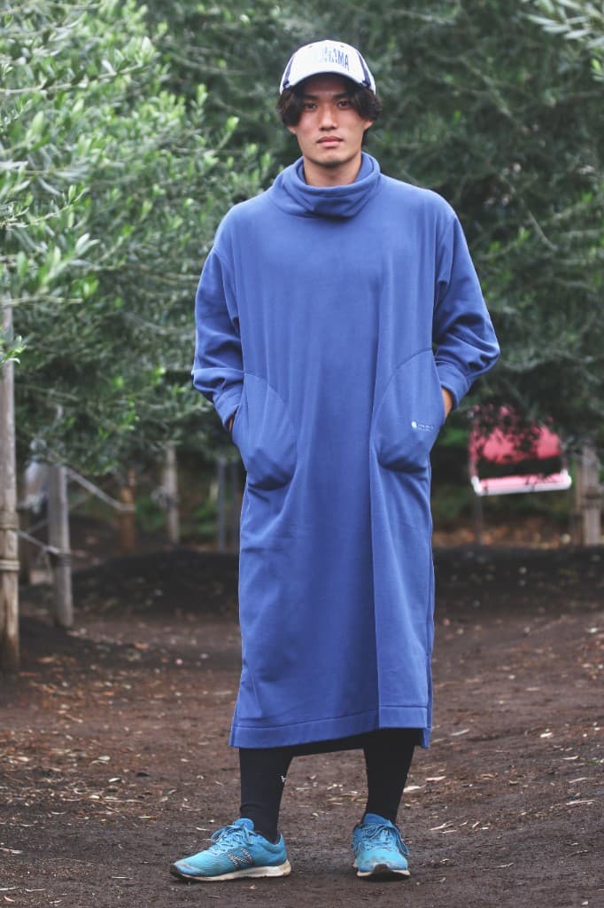 オリーブ園でポーズするモデル(YOKOHAMAキャップ)