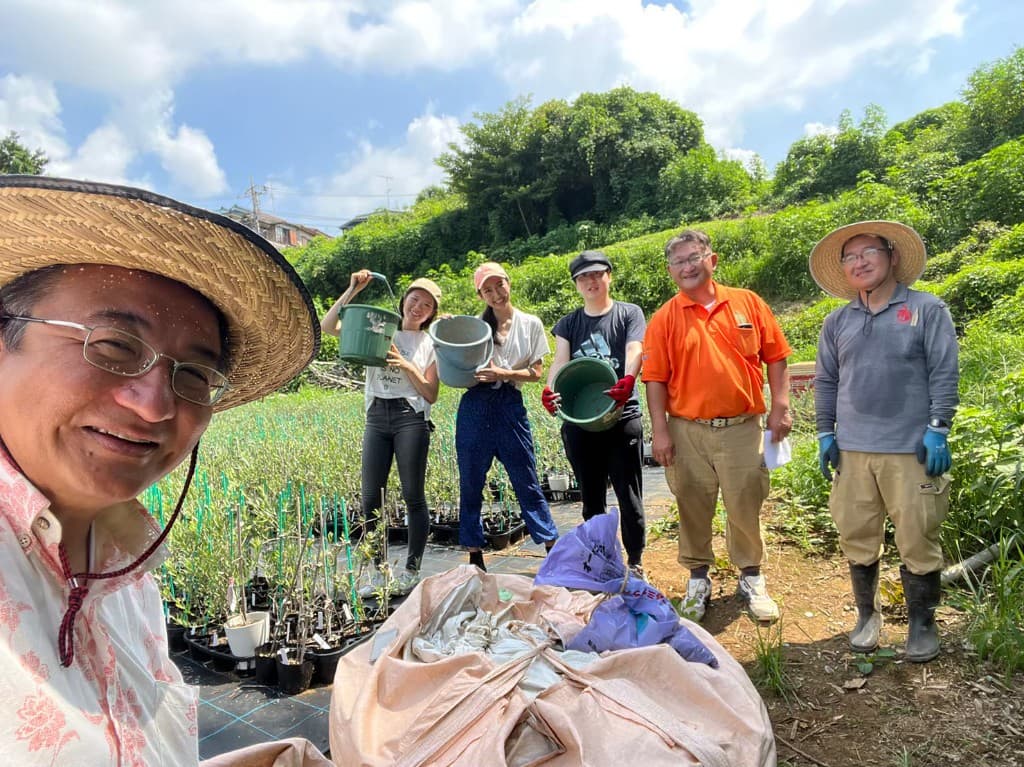 農園で活動するメンバー
