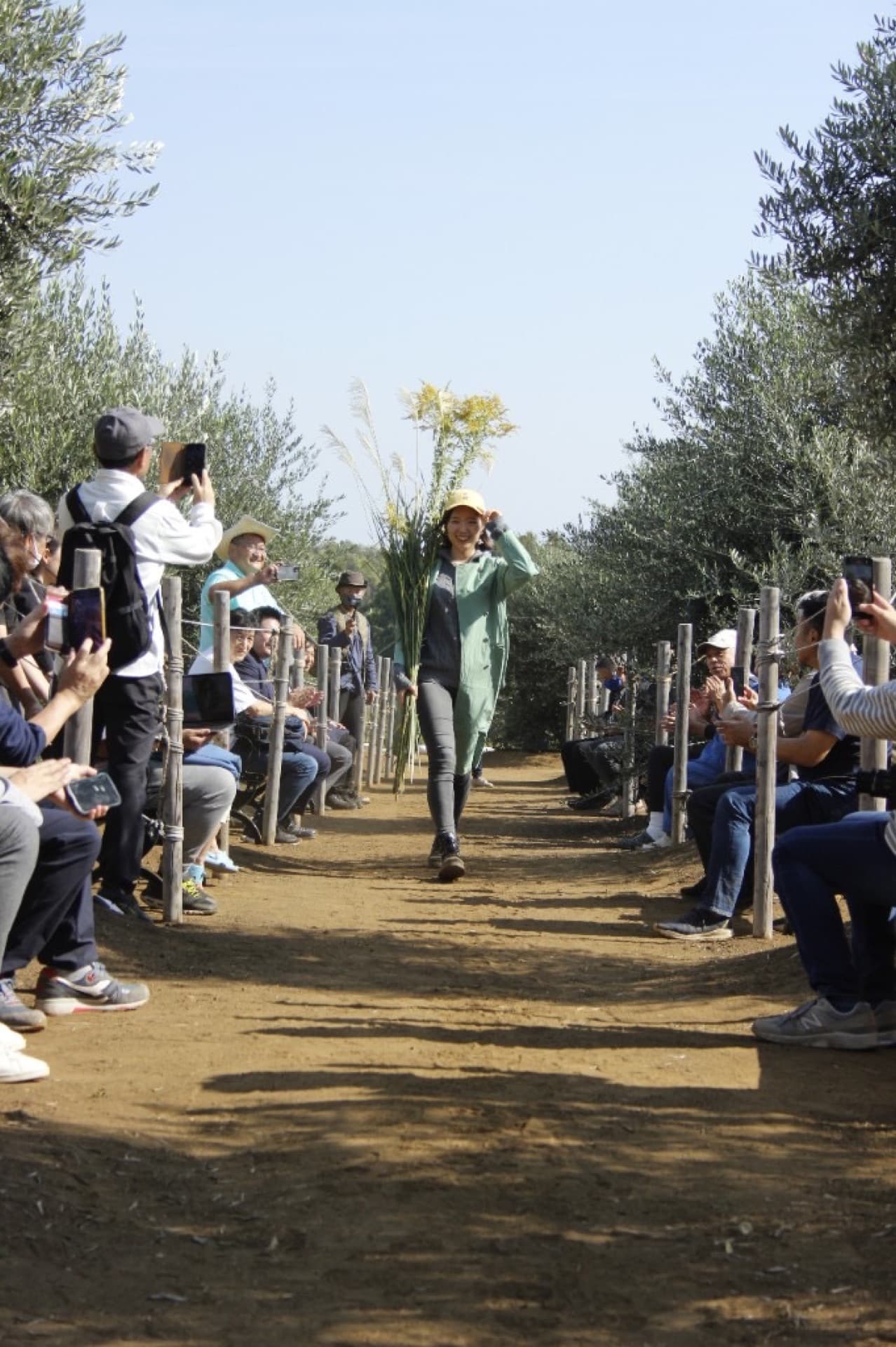 ランウェイを歩くモデル