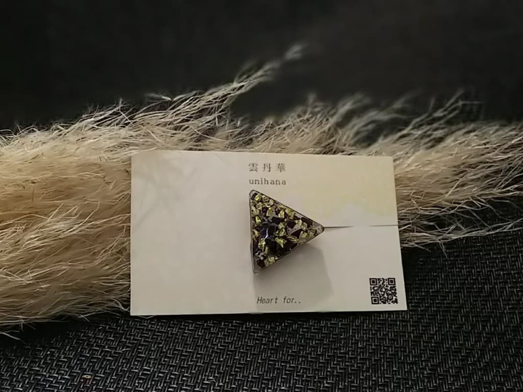 雲丹華 トライアングルブローチ